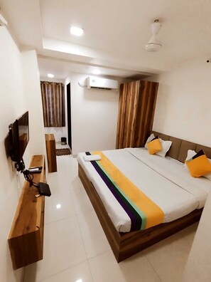 Deluxe Room | Free WiFi - Hotel Silvotel Stays (Indore)