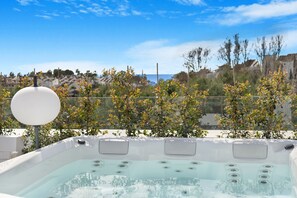 Outdoor spa tub - Villa Romano (Marbella)
