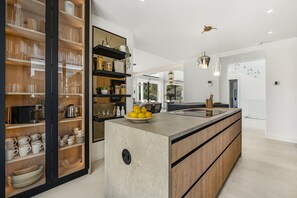 Een koelkast, een microgolfoven, een oven, een vaatwasser