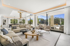 TV - Villa Romano - Golden Mile 6 bedroom luxury villa with private pool (Marbella)