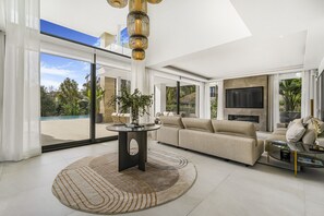 TV - Villa Romano (Marbella)