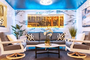 Smart-TV, Kamin, Bücher, Videothek