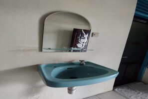 標準雙人房 | 浴室 | 淋浴設備、提供毛巾、番梘