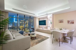 Dining - Easy Dubai Mall Access - Sleeps 9 - Spacious and Luxurious 2.5 Bedrooms (Dubai)