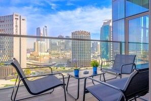 Property grounds - Easy Dubai Mall Access - Sleeps 9 - Spacious and Luxurious 2.5 Bedrooms (Dubai)