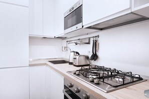 Kühlschrank, Mikrowelle, Ofen, Herdplatte