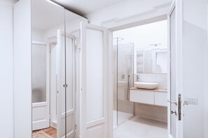 Bruser, hårtørrer, bidet, håndklæder