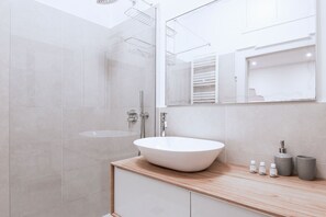 Bruser, hårtørrer, bidet, håndklæder