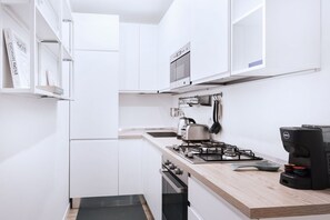 冷蔵庫、電子レンジ、オーブン、コンロ