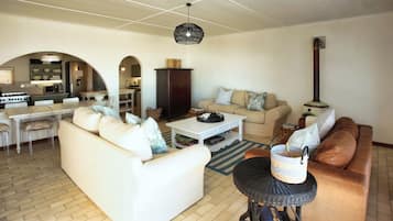 Comfort House | Living area | Fireplace