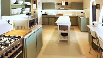 Comfort House | Private kitchen | Fridge, microwave, oven, stovetop