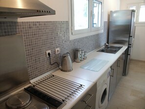 Geladeira, micro-ondas, fogão, torradeira