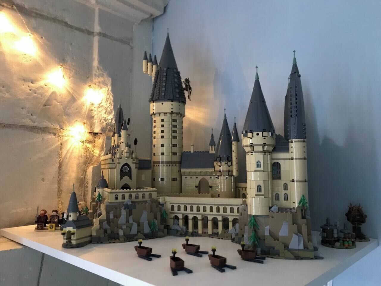 Un modèle détaillé d’un château en LEGO, doté de plusieurs tours et d’une cour intérieure.
