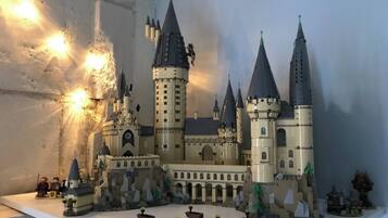 Un modèle détaillé d’un château en LEGO, doté de plusieurs tours et d’une cour intérieure.