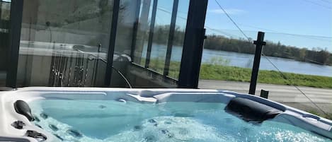 Outdoor spa tub