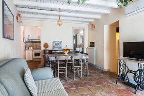 基础公寓 | 起居区 | 35-英寸电视(配备数码频道)