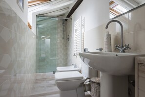 Eenvoudig appartement | Badkamer | Een douche, gratis toiletartikelen, een haardroger, een bidet