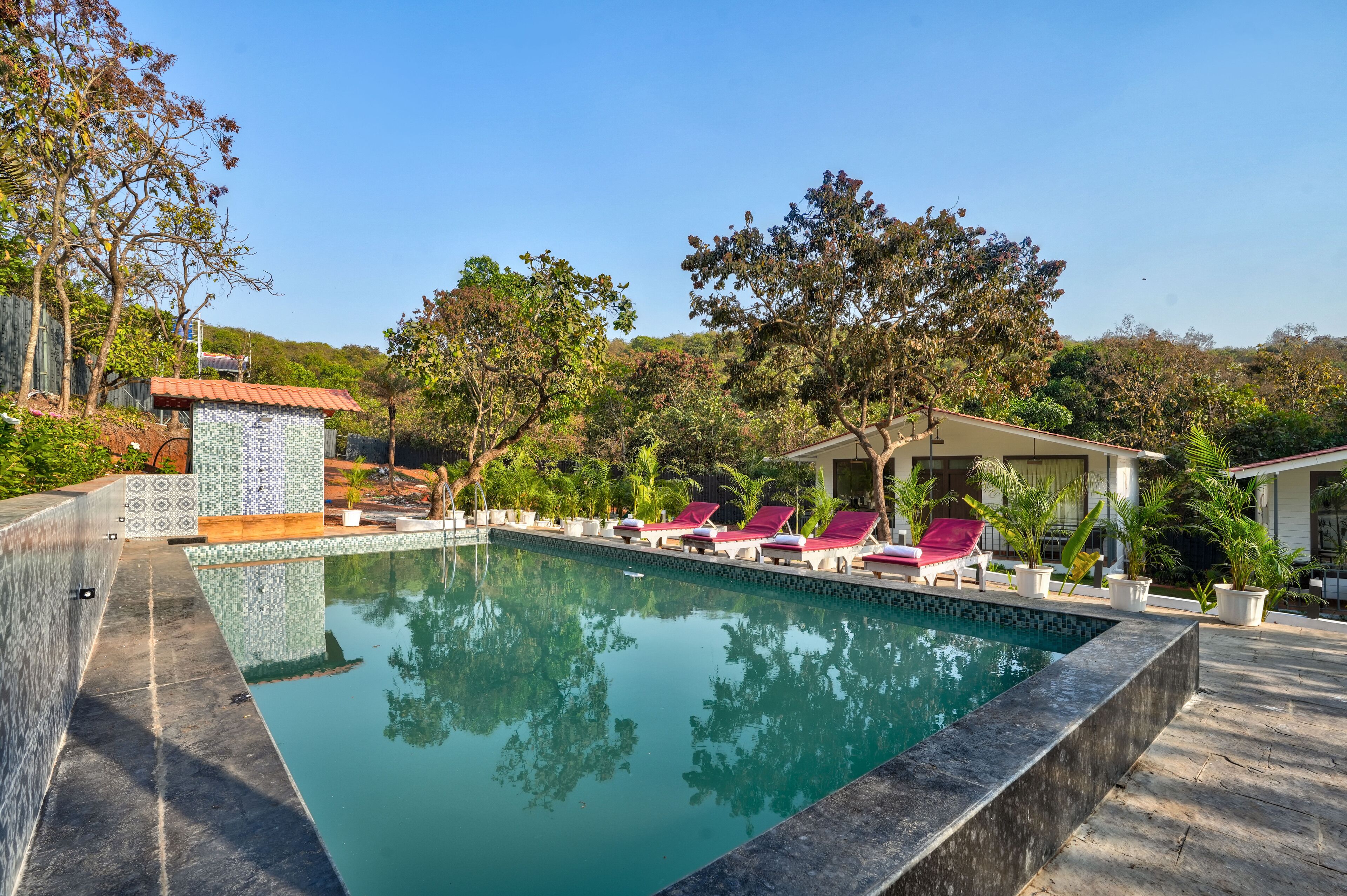 Una piscina al aire libre