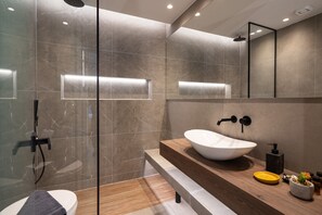 Shower, hair dryer, towels - LIV - Modern Heavenly Retreat in Exarcheia (Athens)