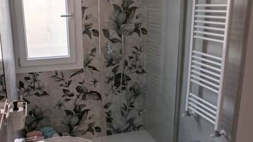 Dusche, Haartrockner, Bidet, Handtücher