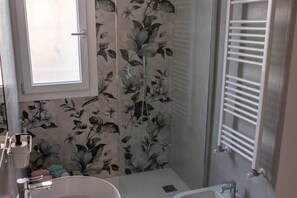 Regadera, secadora de cabello, bidet, toallas 