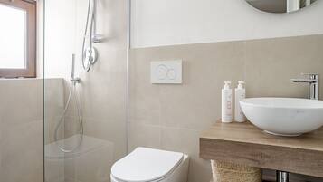 Comfort Apartment | Bathroom | Shower, hair dryer, bidet, towels
