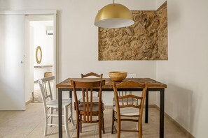 Comfort-Apartment | Essbereich im Zimmer