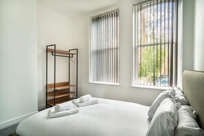2 habitaciones, tabla de planchar con plancha, wifi y ropa de cama