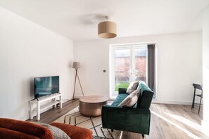 TV, offices - Contemporary 2 Bed Apartment in Waterloo Liverpool (Liverpool)