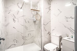 Shower, hair dryer, towels - Contemporary 2 Bed Apartment in Waterloo Liverpool (Liverpool)