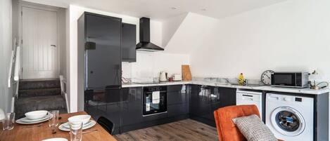 Kjøleskap, mikrobølgeovn, kokeplater og brødrister