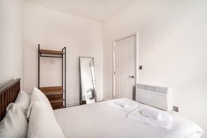 2 chambres, fer et planche à repasser, Wi-Fi, draps fournis