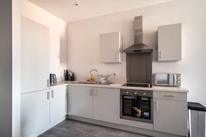 Fridge, microwave, oven, stovetop - Smart 2 BR Apt in Crosby Road, Waterloo, Liverpool (Waterloo)