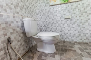 Deluxe Double Room | Bathroom | Shower, towels, soap - Hotel O Tungku Klui Hotel (Senggigi)