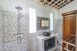 Deluxe Double Room | Bathroom | Shower, towels, soap - Hotel O Tungku Klui Hotel (Senggigi)