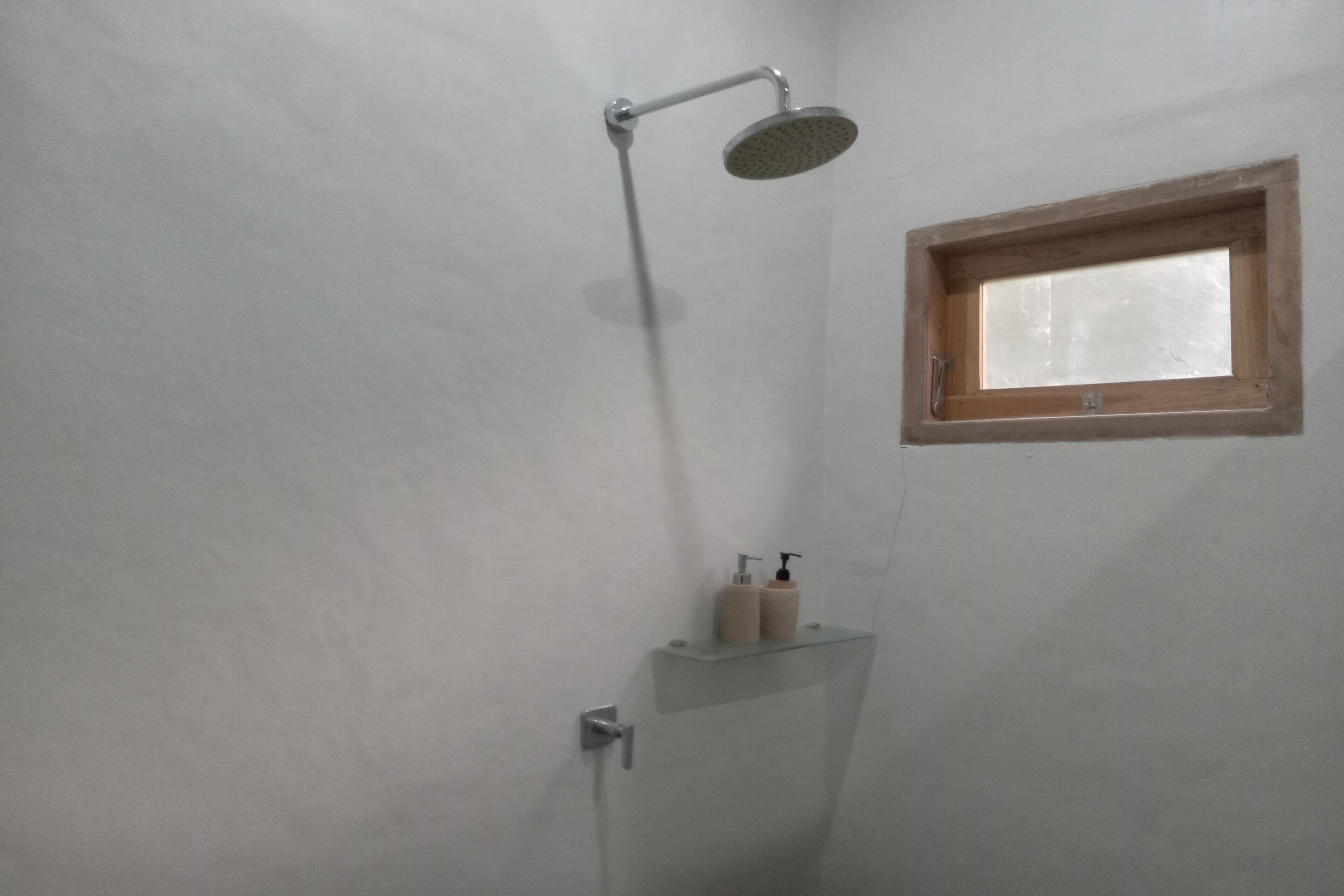 Quarto casal luxo | Banheiro | Chuveiro, toalhas de banho, sabonete 