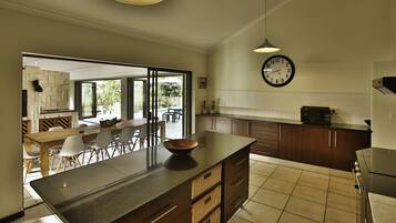 Comfort House | Private kitchen | Full-size fridge, microwave, oven, stovetop