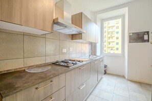 Fridge, microwave, oven, stovetop - Galazia Apartment San Giovanni (Roma)