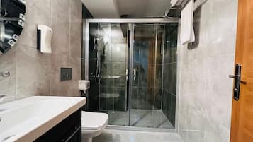 City Room, 1 Queen Bed | Bathroom