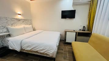 City Room, 1 Queen Bed | 1 bedroom, free WiFi, bed sheets