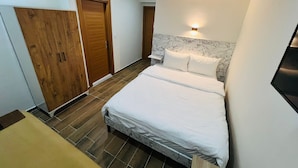 Un dormitorio con cama, armario de madera y cabecero de mármol.