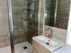 Dusche, Haartrockner, Handtücher