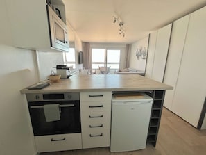 Kühlschrank, Mikrowelle, Wasserkocher mit Kaffee-/Teezubehör, Toaster