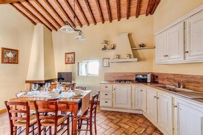 Een koelkast, een magnetron, een kookplaat, een waterkoker