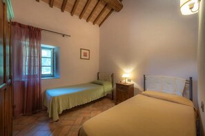 2 bedrooms, travel cot, free WiFi, bed sheets
