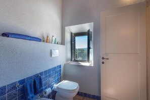 Dusche, Bidet, Handtücher, Seife