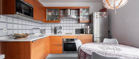 Réfrigérateur, micro-ondes, four, plaque de cuisson