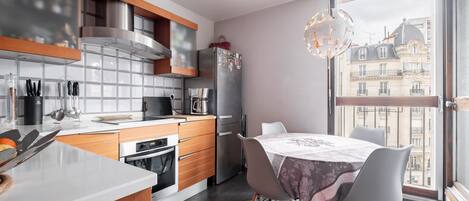 Kühlschrank, Mikrowelle, Ofen, Herdplatte