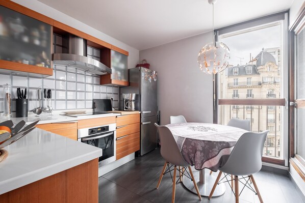 Fridge, microwave, oven, stovetop - Fabulous on Faure, by Veeve (Paris)