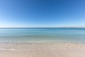 A beach with clear blue water and a sandy shore. - 3730 Appartamento Valencia by Barbarhouse (Porto Cesareo)